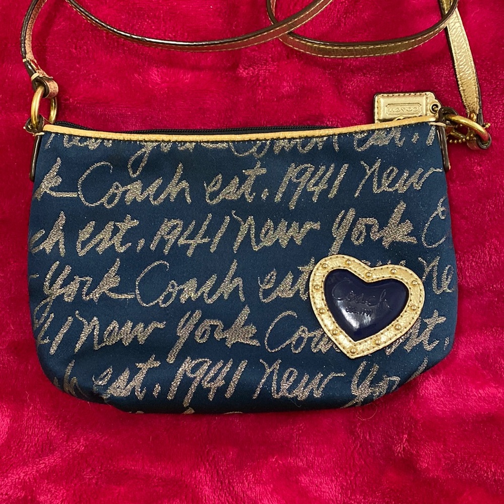 Barely used crossbody Coach purse! Super cute and nice for everyday use!